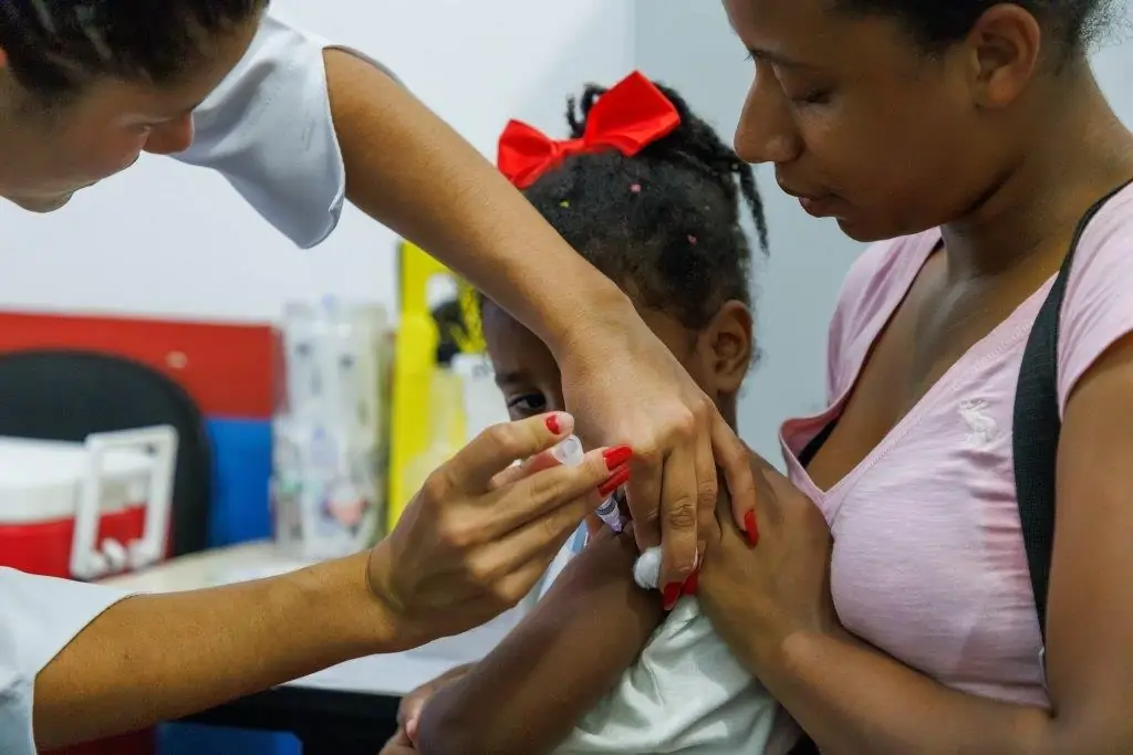 No momento, você está visualizando Secretaria de Saúde de Teresópolis inicia vacinação de alunos das creches e CMEIs