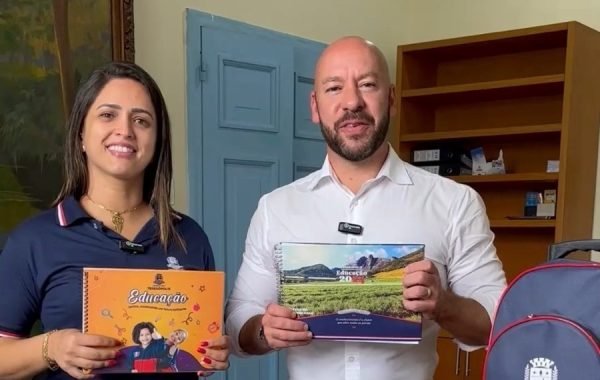 Leia mais sobre o artigo Prefeito Vinicius Claussen apresenta kit de material escolar para o Ano Letivo 2024