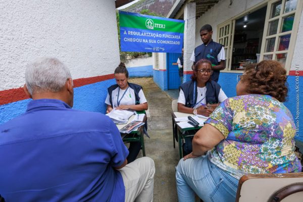 Leia mais sobre o artigo Titula Terê: ITERJ confere cadastro de moradores do Caleme e da Quinta Lebrão para o programa de regularização de imóveis