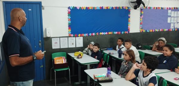 Leia mais sobre o artigo Dever de criança é estudar e brincar: Palestra de prevenção ao trabalho infantil é realizada com alunos de escola municipal em Teresópolis