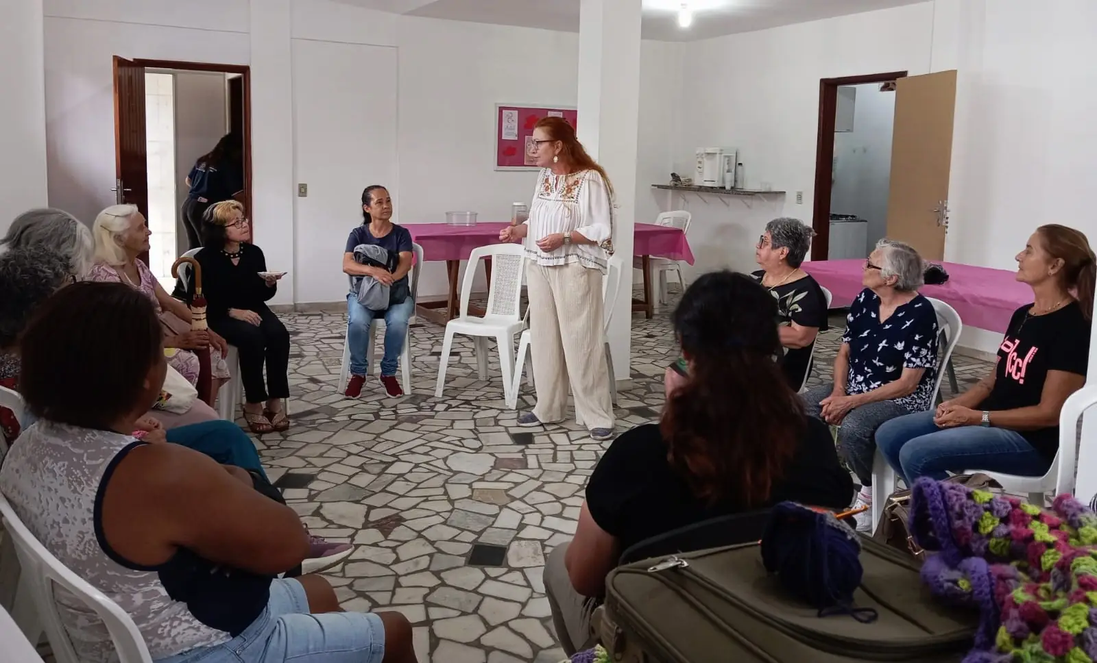 Você está visualizando atualmente Habilidade e empoderamento feminino: CRAS Alto faz rodas de conversa com alunas das oficinas de crochê e pintura em tecido