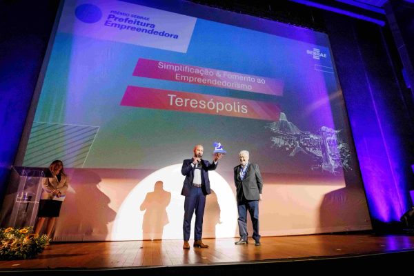 Leia mais sobre o artigo Teresópolis ganha o Prêmio Prefeitura Empreendedora na categoria Simplificação e Fomento ao Empreendedorismo