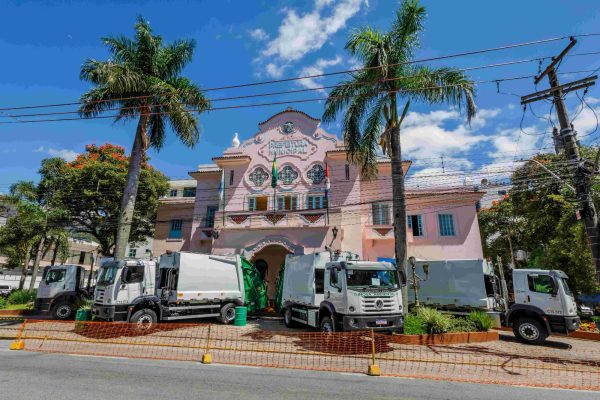 Leia mais sobre o artigo Teresópolis renova frota da coleta de lixo com 04 caminhões compactadores