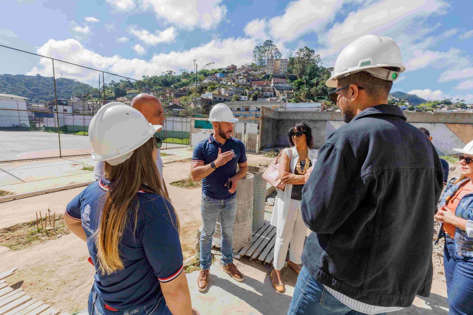 Leia mais sobre o artigo Prefeito Vinicius Claussen vistoria andamento da reforma da Escola Profª Acliméa Nascimento, em São Pedro