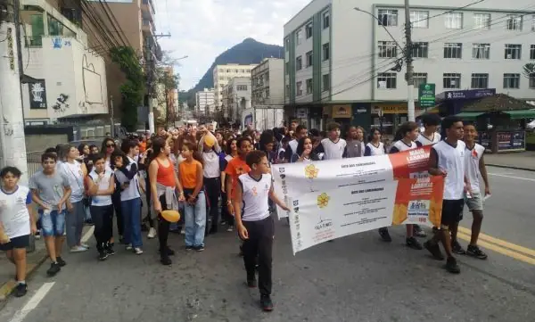 Leia mais sobre o artigo Maio Laranja: Alunos de diversas escolas públicas participam da 1ª Caminhada pela Prevenção ao Abuso e Exploração Sexual Contra Crianças e Adolescentes de Teresópolis