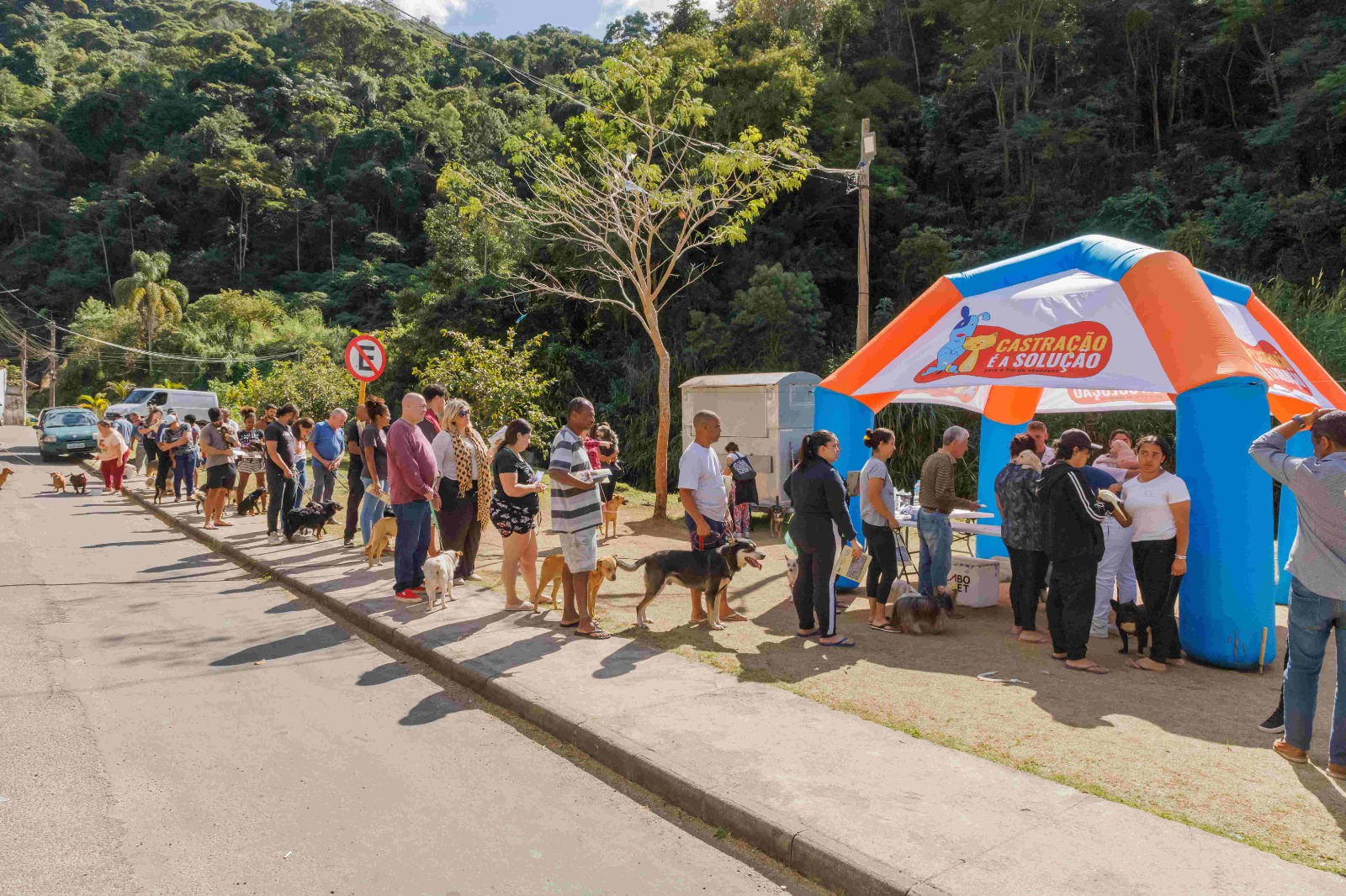 Leia mais sobre o artigo Causa animal: ONG realiza serviços gratuitos de microchipagem, vacinação e vermifugação de cães no bairro Caleme, em Teresópolis