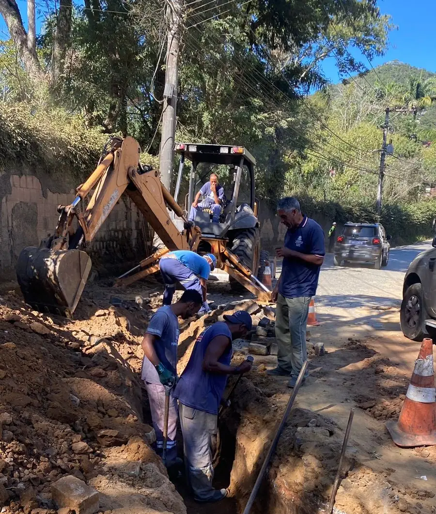Leia mais sobre o artigo Prefeitura realiza troca de manilhas da rede de escoamento de águas pluviais na Rua Cruz de Souza, no Golfe