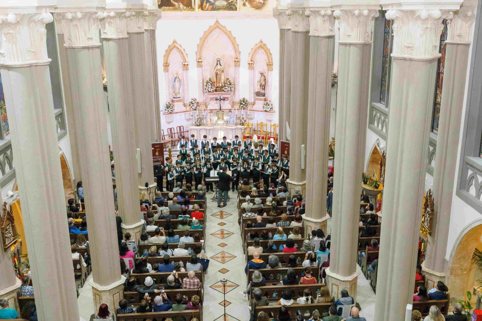No momento, você está visualizando Teresópolis 133 Anos: Coral dos Canarinhos de Petrópolis encanta o público do Música na Matriz