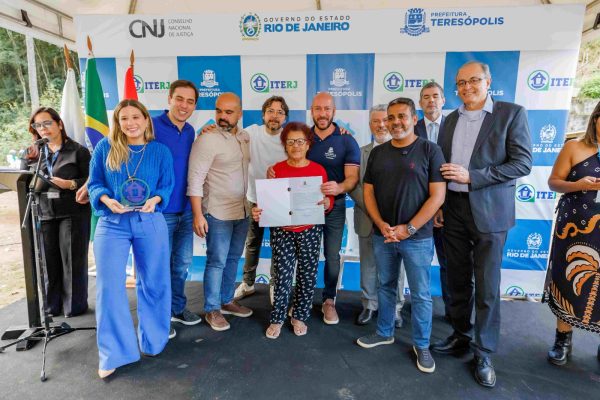 Leia mais sobre o artigo Titula Terê: Teresópolis entrega os registros de imóveis a 100 famílias do Caleme e a 52 da Portelinha, na Fonte Santa