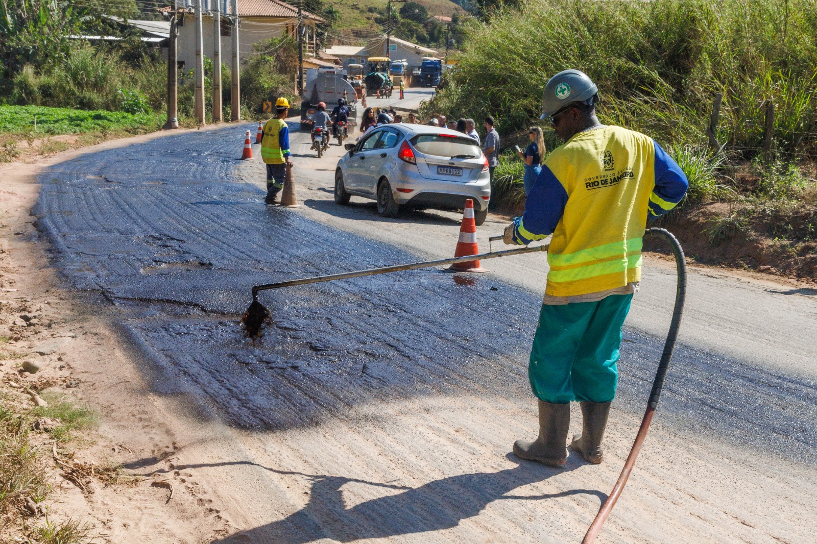 Leia mais sobre o artigo Governo do Estado inicia recapeamento asfáltico na estrada de Água Quente.