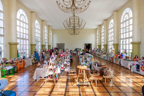 Leia mais sobre o artigo TERESÓPOLIS 133 ANOS: Edição Inverno da Feira de Artes Manuais, Festival Esquetes, teatro e música movimentam o fim de semana
