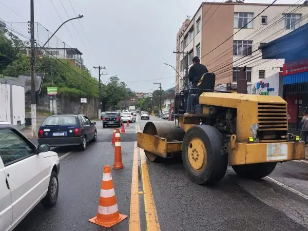Leia mais sobre o artigo Prefeitura de Teresópolis implanta faixa elevada na Avenida Alberto Torres, no Alto, para garantir a travessia segura de pedestres