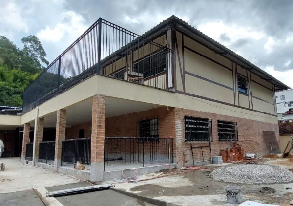 Leia mais sobre o artigo Prefeitura de Teresópolis e IFRJ aprovam implantação do campus provisório do Instituto na Escola Municipal Lino Oroña