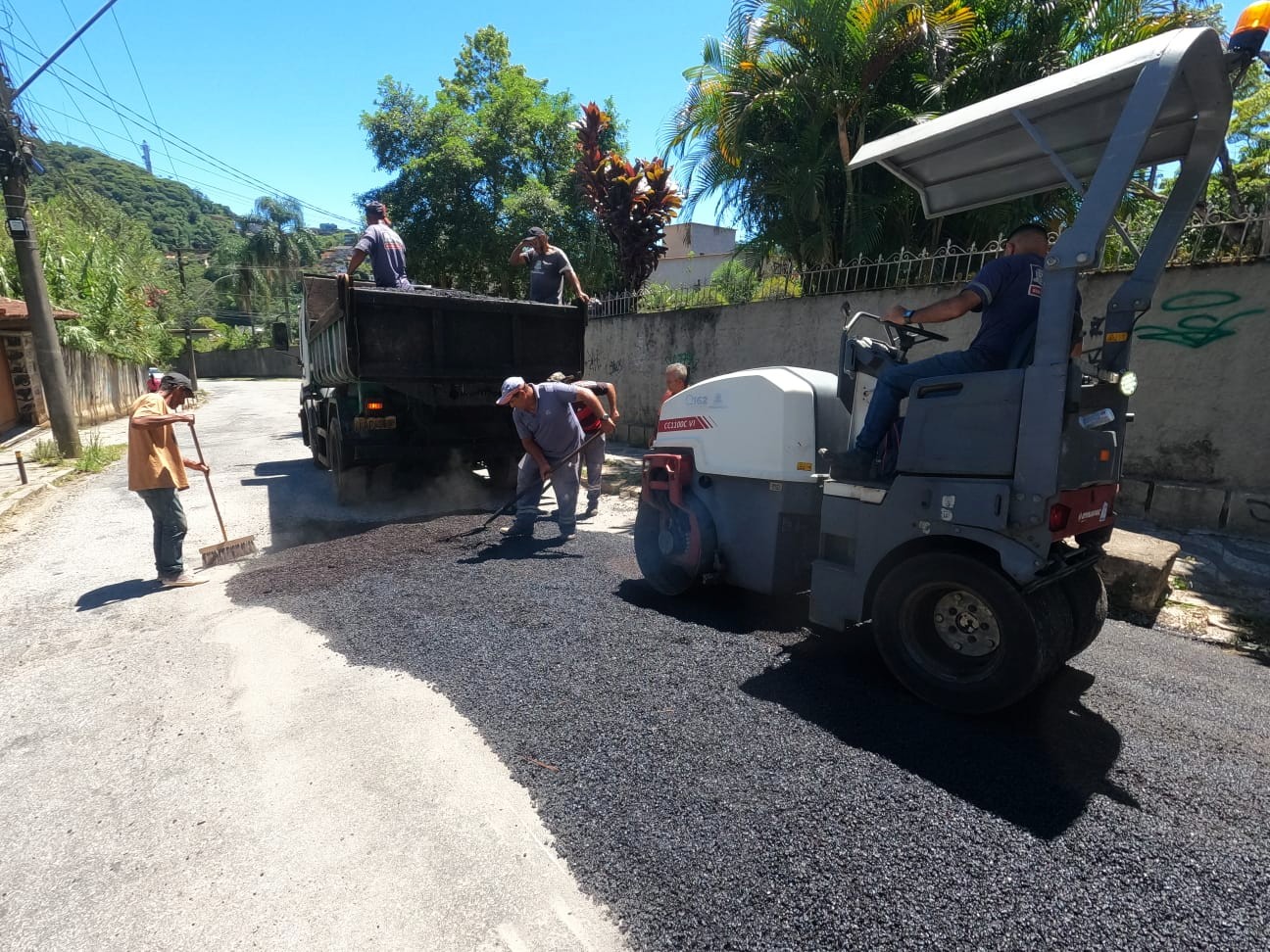 Leia mais sobre o artigo Prefeitura de Teresópolis realiza operação tapa-buracos nos bairros de Fátima e Araras