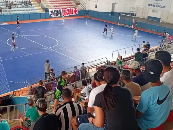 Leia mais sobre o artigo Campeonato Carioca de Futsal: confronto entre Comary Futsal e Vasco da Gama levou torcedores à loucura