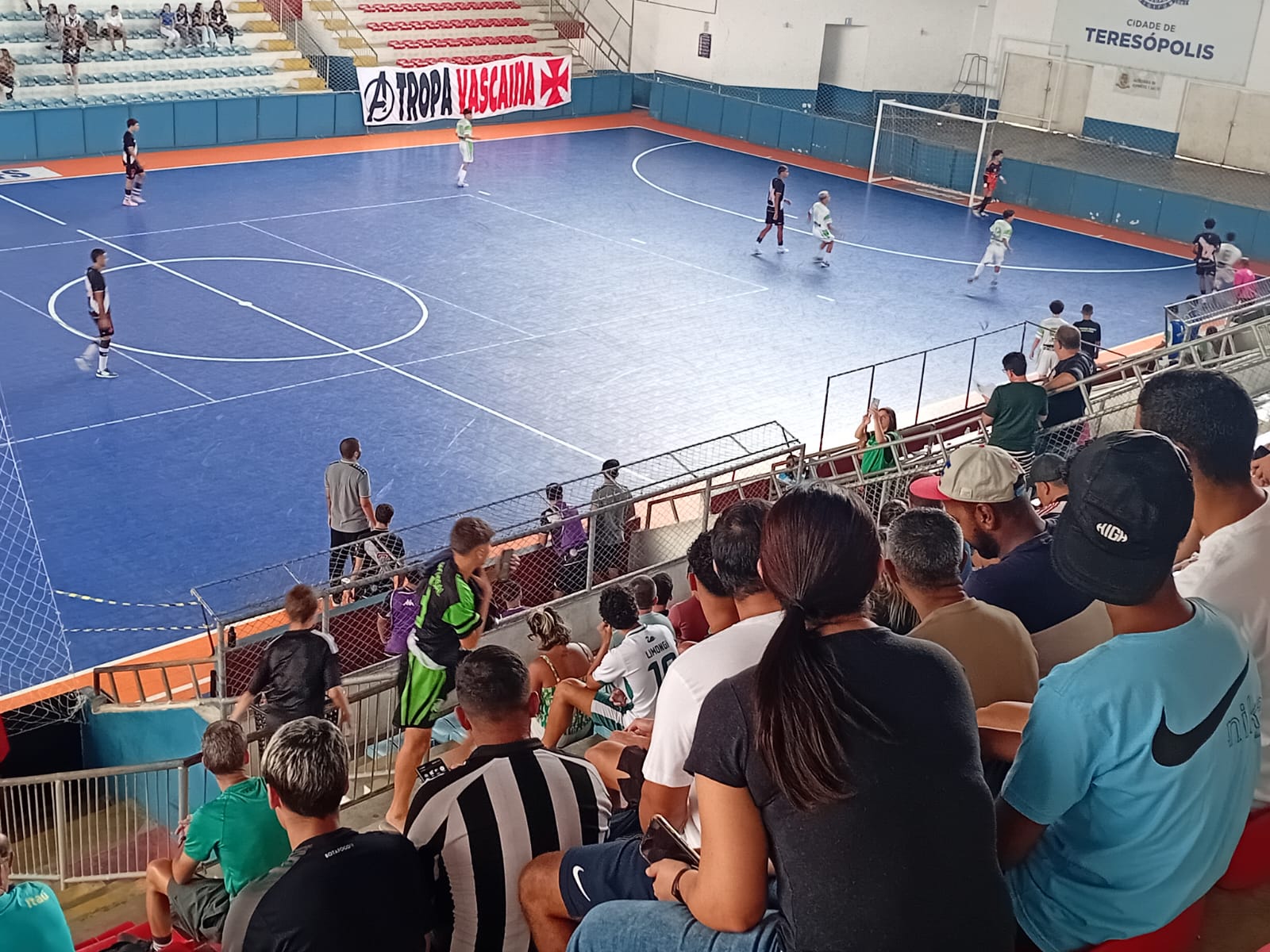 Leia mais sobre o artigo Campeonato Carioca de Futsal: confronto entre Comary Futsal e Vasco da Gama levou torcedores à loucura