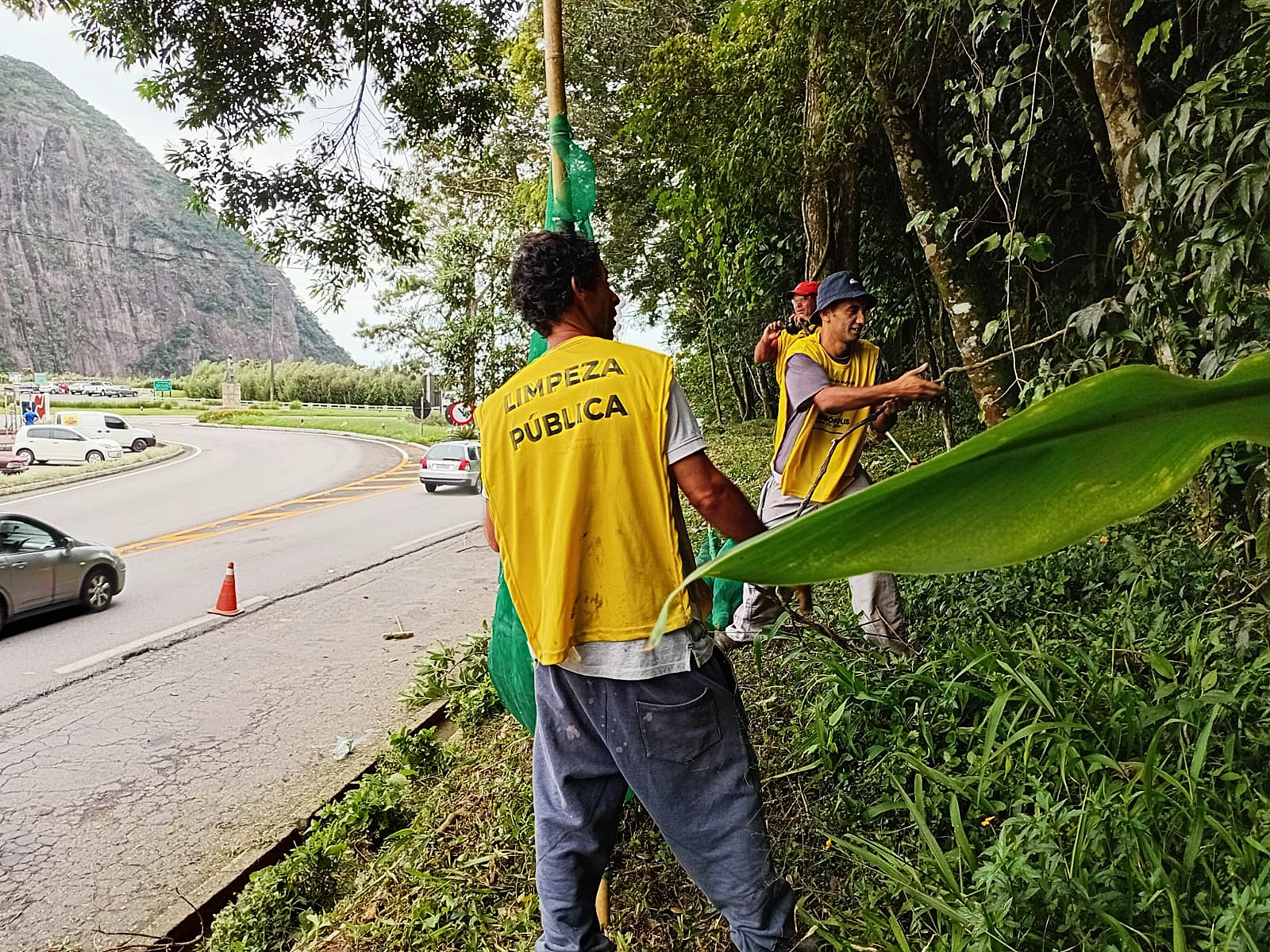 Leia mais sobre o artigo Prefeitura de Teresópolis faz manutenção de ruas, praça e prédios públicos