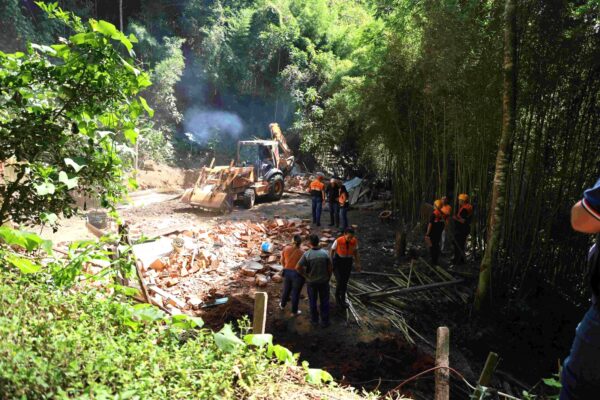 Leia mais sobre o artigo Prefeitura de Teresópolis faz a demolição de imóveis desocupados na Cascata do Imbuí