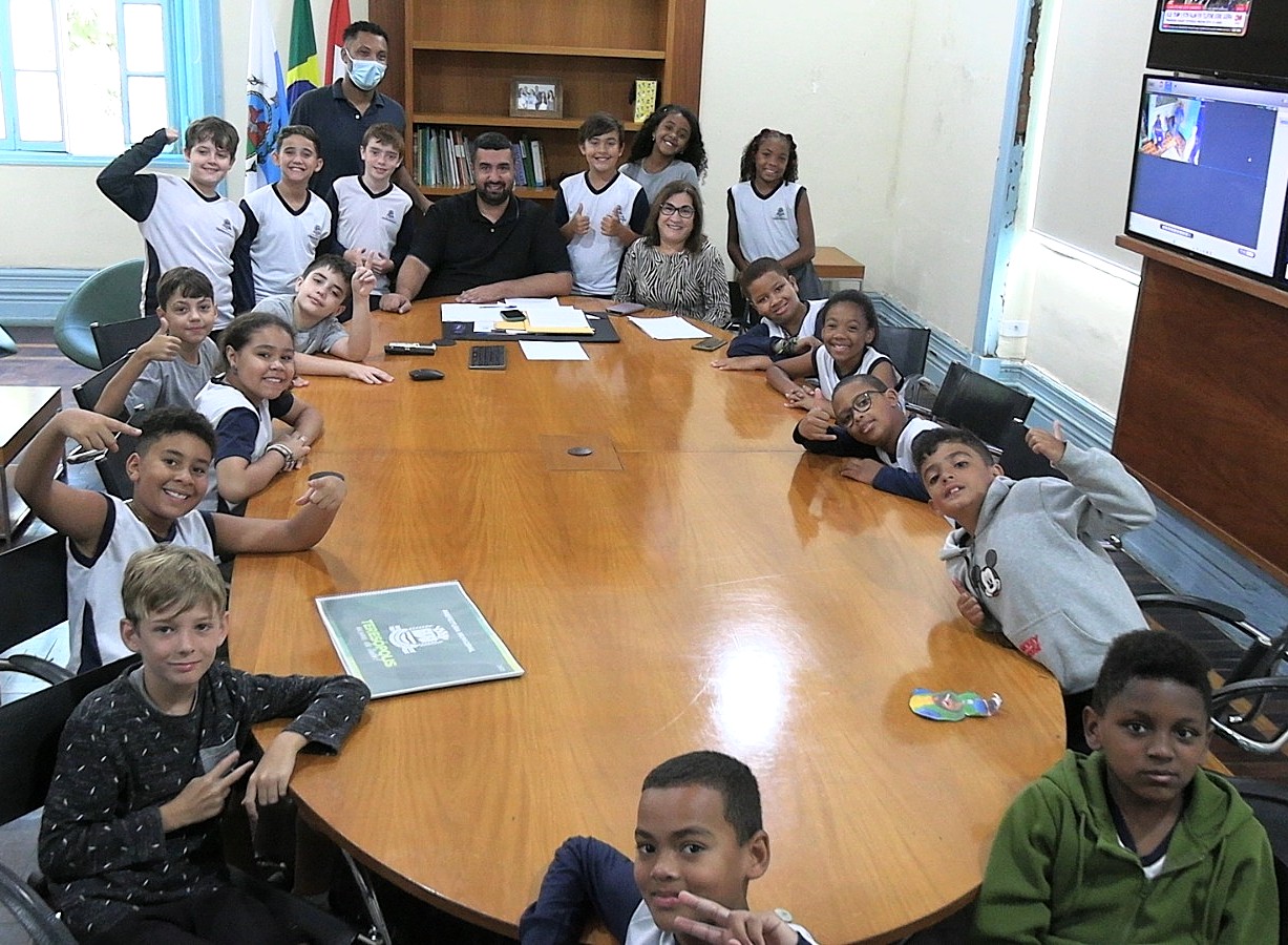 Leia mais sobre o artigo Projeto ‘Mulheres da Política’: Alunos da rede municipal são recebidos na Prefeitura de Teresópolis