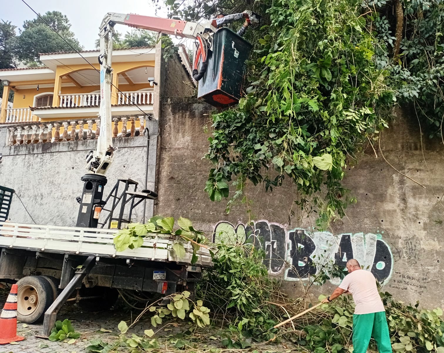 Leia mais sobre o artigo Prefeitura de Teresópolis poda galhos de árvore e limpa bueiros e margem de rio