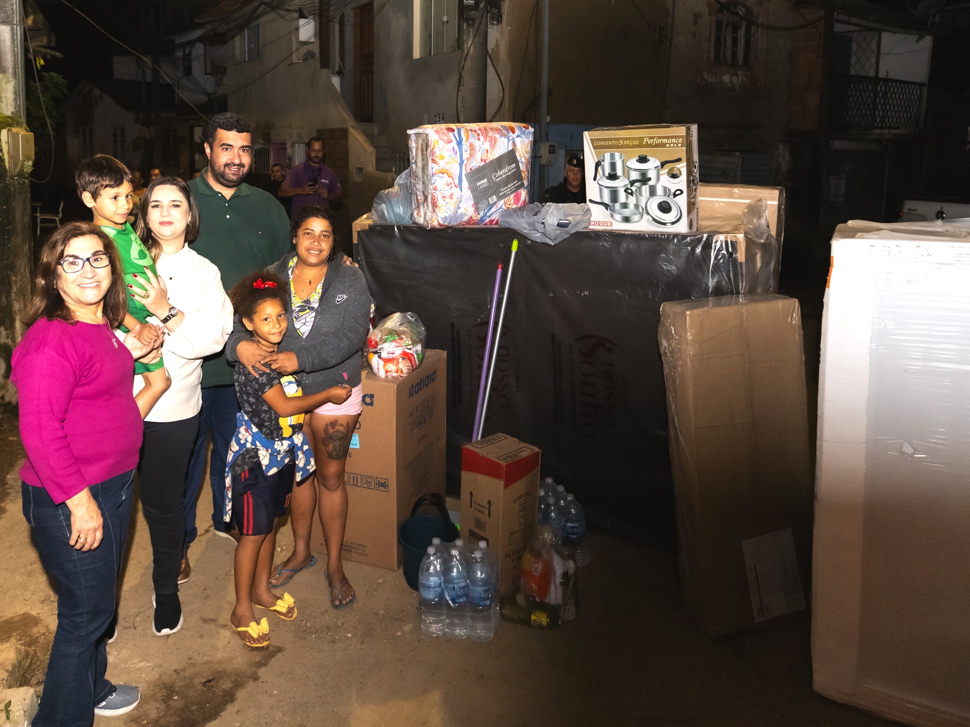 Leia mais sobre o artigo Prefeitura de Teresópolis entrega kits de móveis na Ilha do Caxangá