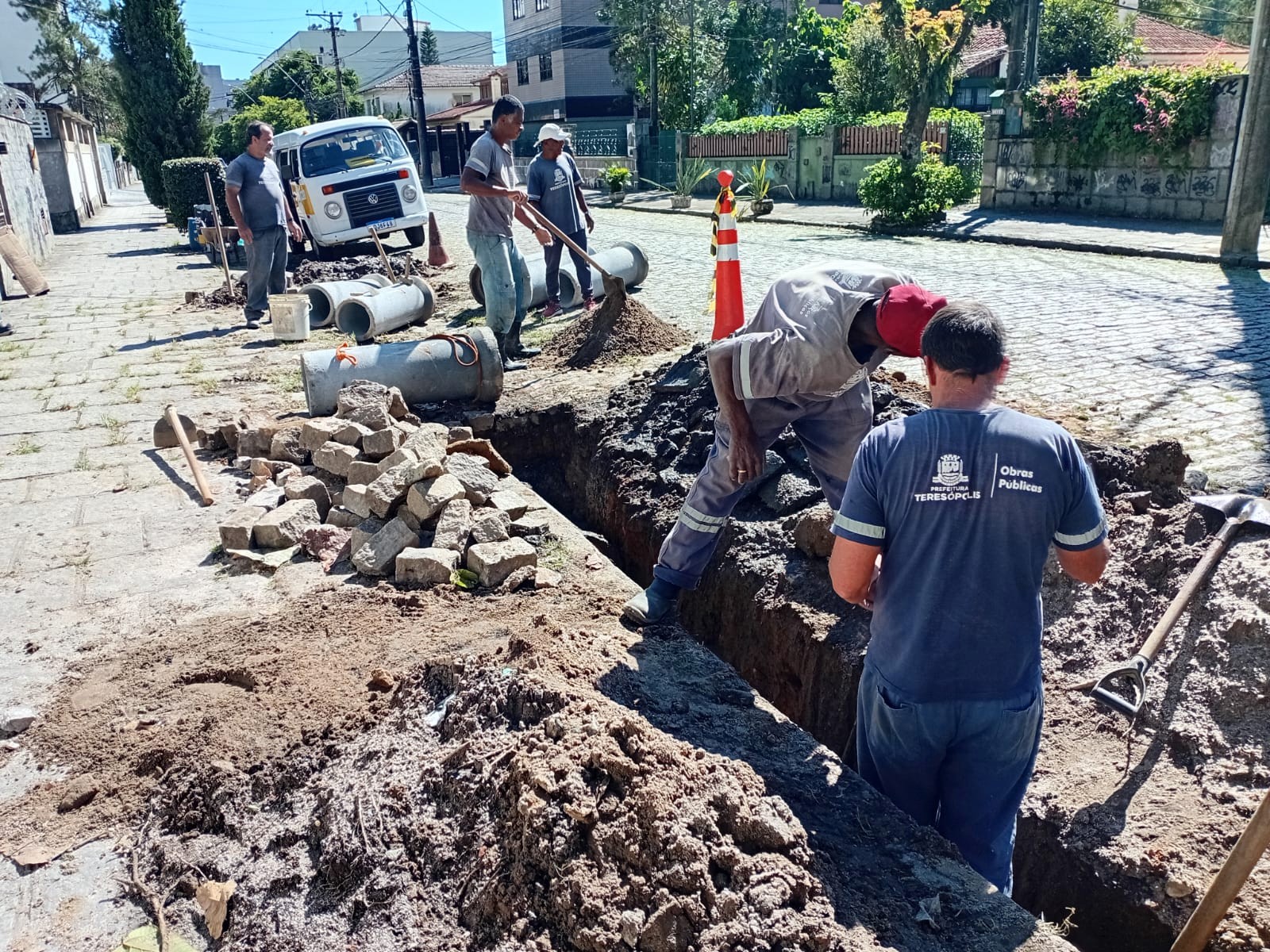 Leia mais sobre o artigo Prefeitura de Teresópolis constrói galeria pluvial no Alto e troca ralos na Reta