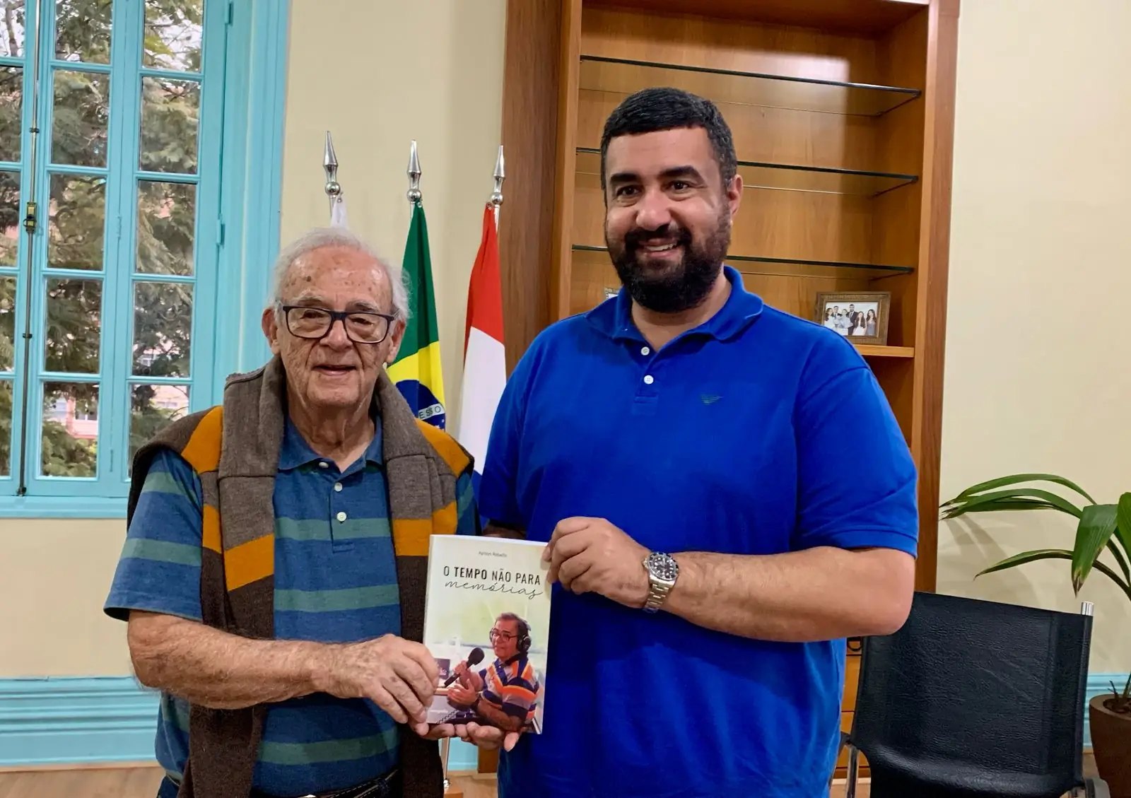 Leia mais sobre o artigo Prefeito Leonardo Vasconcellos recebe o radialista e escritor Ayrton Rebello, autor do livro ‘O Tempo não para’