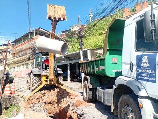 Leia mais sobre o artigo Prefeitura de Teresópolis realiza operação tapa-buracos e faz manutenção do sistema de drenagem pluvial