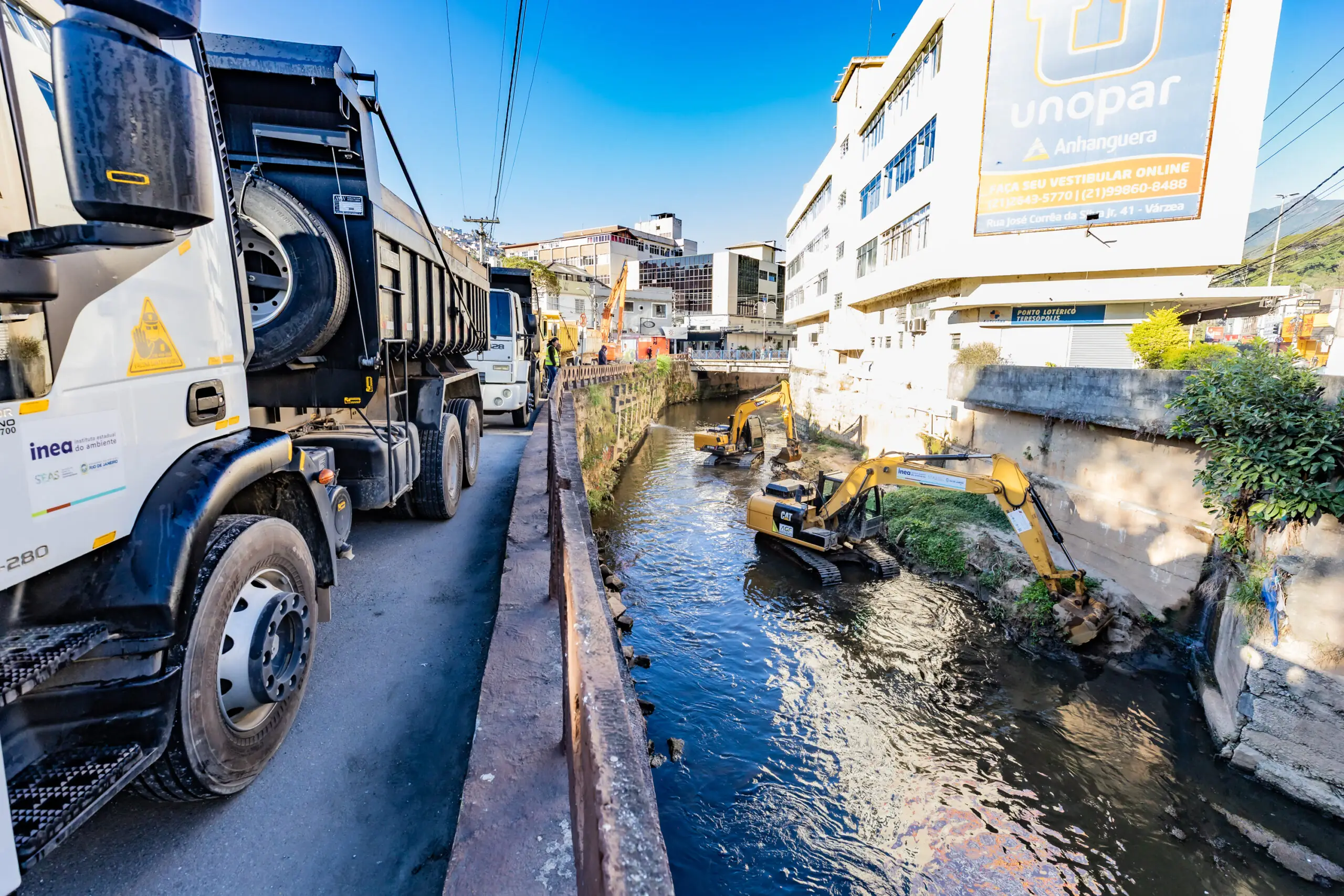 No momento, você está visualizando Operação ‘Limpa Rio’: Com 7 sete caminhões e 3 máquinas, trabalho de limpeza e desassoreamento é iniciado em todo o trecho do Rio Paquequer, no centro da cidade