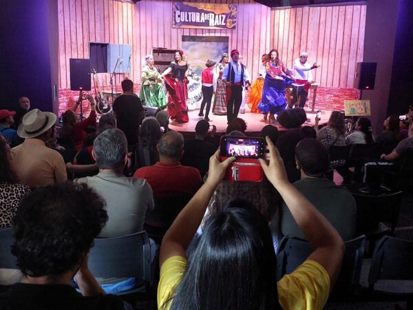 Leia mais sobre o artigo Cultura de Raiz: Artistas populares homenageiam as mães e os povos ciganos com música, poesia, teatro e dança em Teresópolis