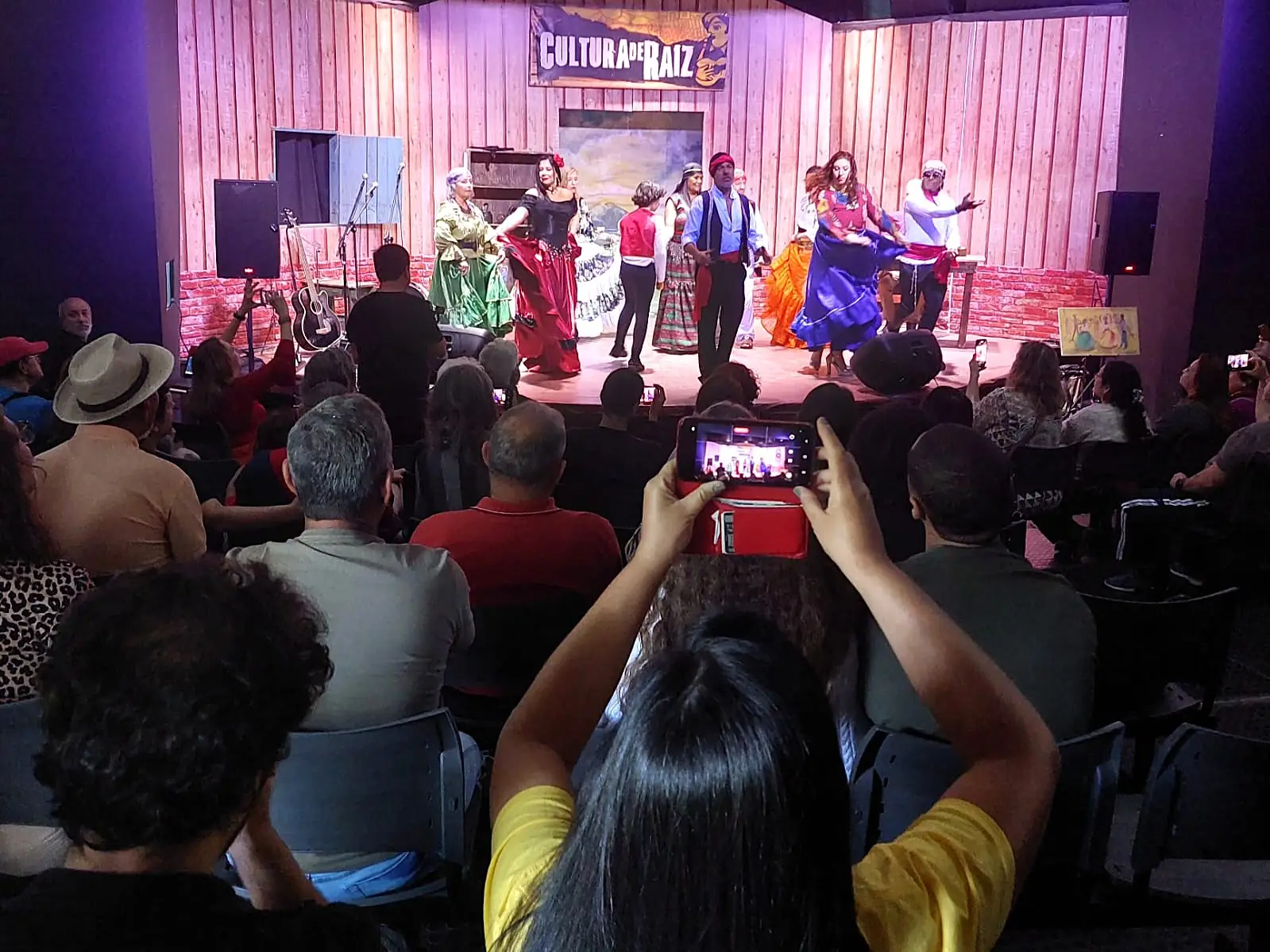 No momento, você está visualizando Cultura de Raiz: Artistas populares homenageiam as mães e os povos ciganos com música, poesia, teatro e dança em Teresópolis