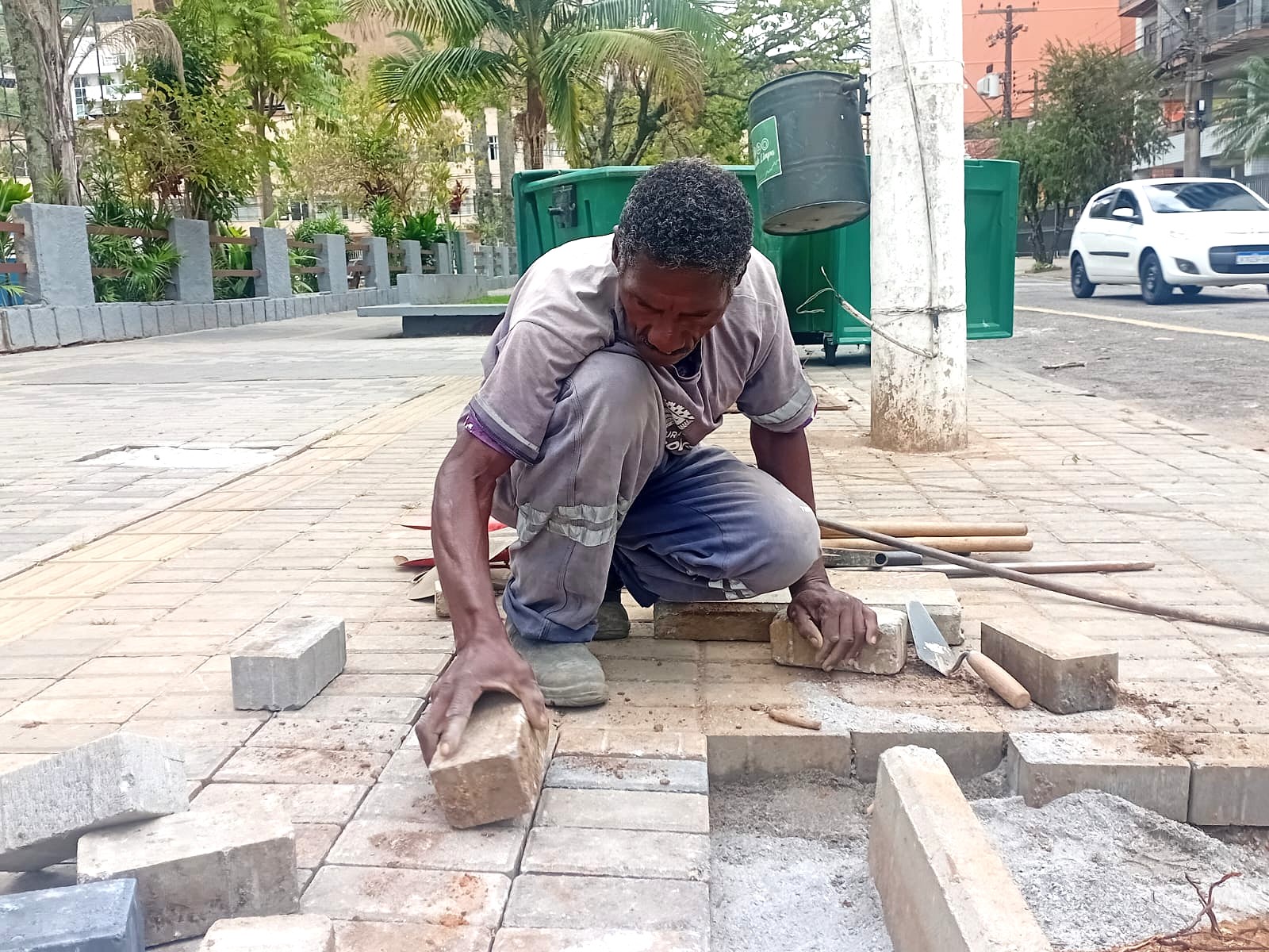 No momento, você está visualizando Prefeitura de Teresópolis reconstrói jardineiras e revitaliza canteiros na Praça Governador Portella