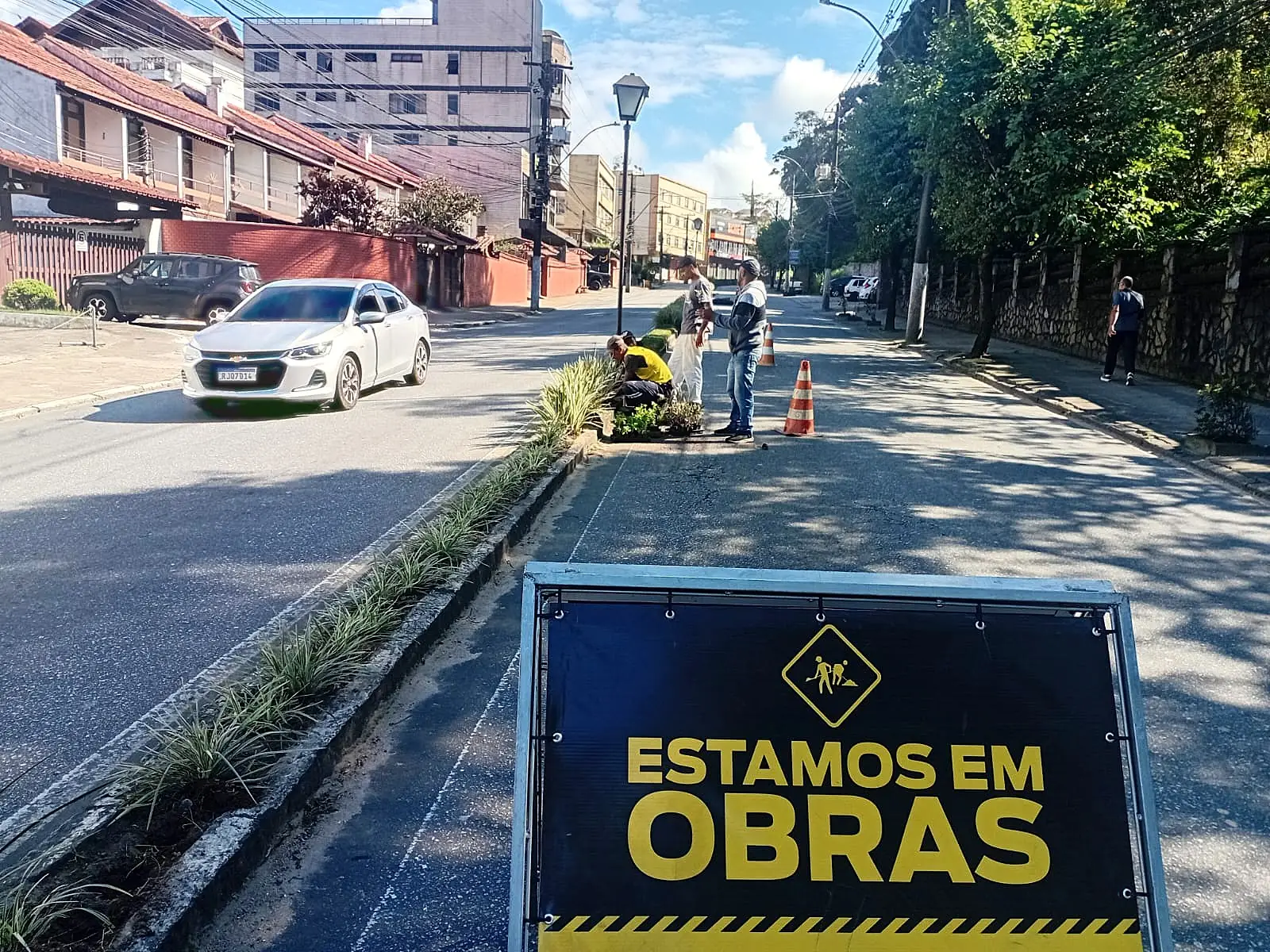 No momento, você está visualizando Prefeitura de Teresópolis limpa canteiros e faz manutenção de prédios públicos