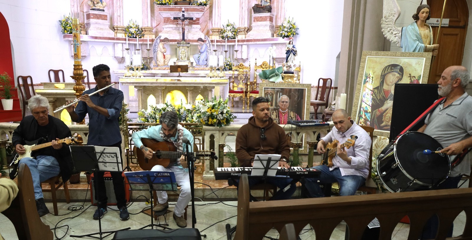 No momento, você está visualizando Concerto do Música na Matriz mostra o talento de instrutores e aluna da Escola Municipal de Música de Teresópolis