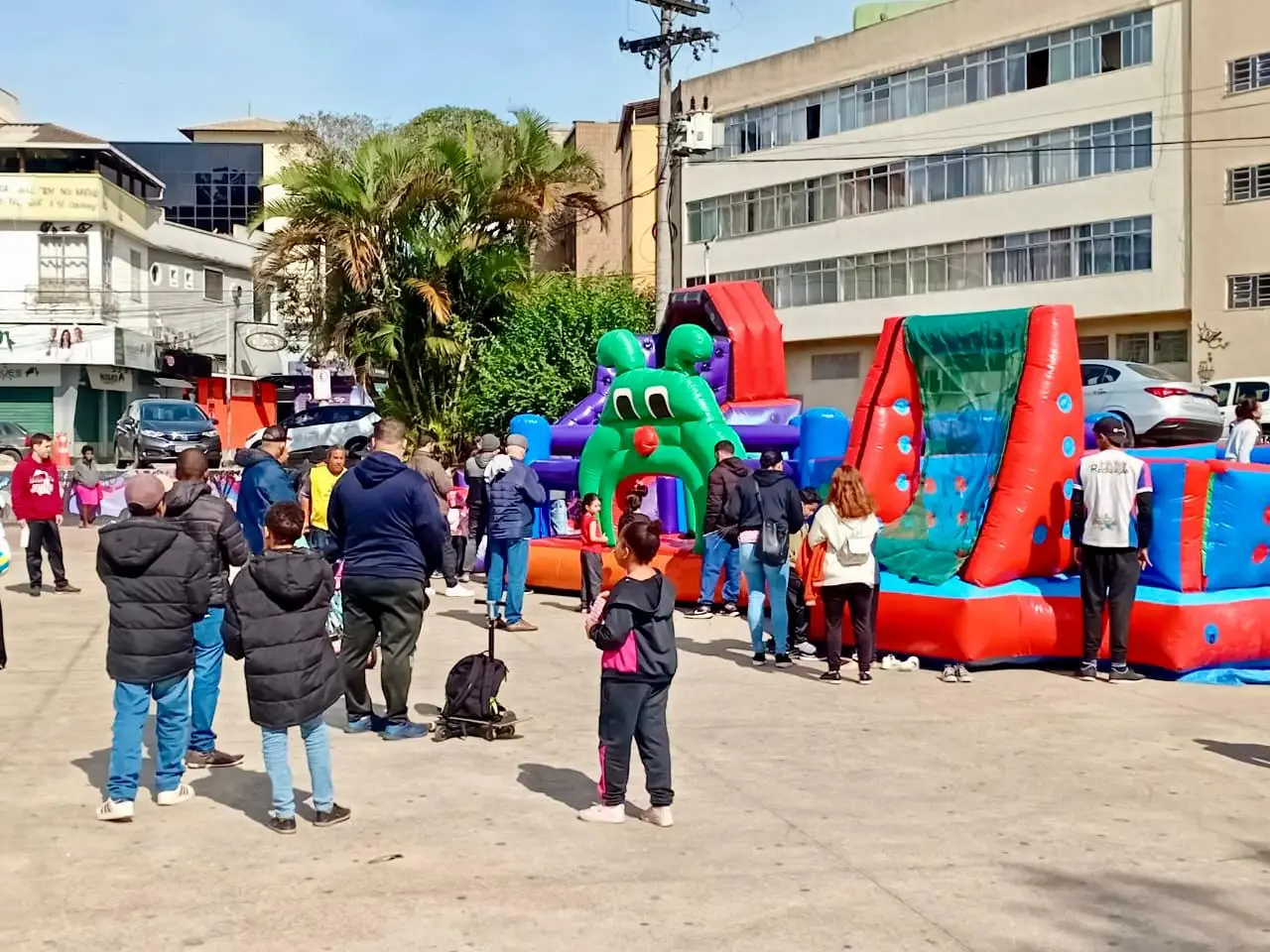No momento, você está visualizando 18ª edição do Domingo no Parque reuniu muitas famílias e crianças em um ambiente acolhedor e repleto de boas energias