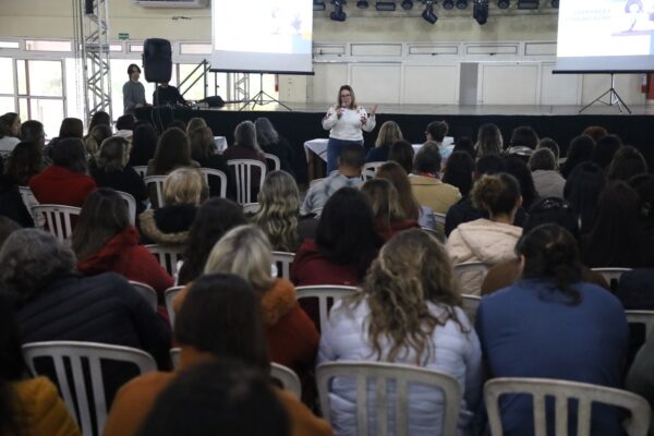Leia mais sobre o artigo Encontro de formação aborda liderança, comunicação e o cuidado com o equilíbrio psicossocial dos servidores da Secretaria de Educação