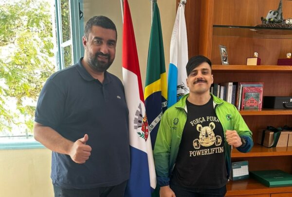 Leia mais sobre o artigo Prefeito Leonardo Vasconcellos recebe a visita do 4º maior atleta da América do Sul de Powerlifting, Guilherme Menezes