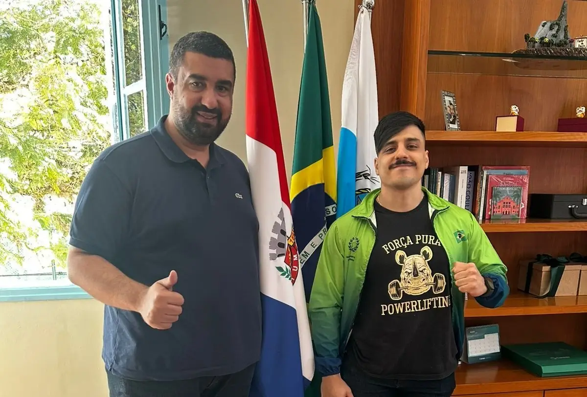 Leia mais sobre o artigo Prefeito Leonardo Vasconcellos recebe a visita do 4º maior atleta da América do Sul de Powerlifting, Guilherme Menezes