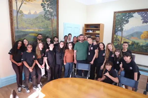 Leia mais sobre o artigo Alunos do Cebes são recebidos pelo Prefeito Leonardo Vasconcellos