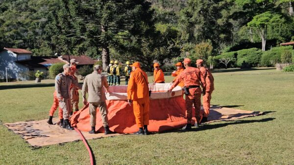 Leia mais sobre o artigo Bombeiros e Defesa Civil atuam em incêndio florestal no Jardim Serrano após queda de balão