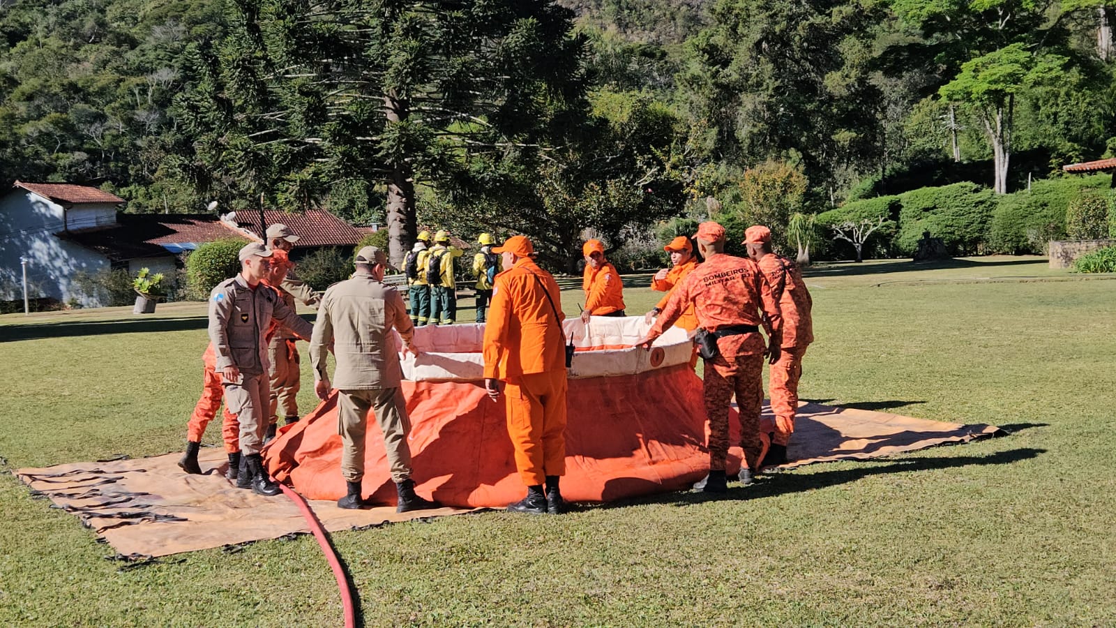 Leia mais sobre o artigo Bombeiros e Defesa Civil atuam em incêndio florestal no Jardim Serrano após queda de balão