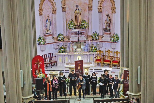 Leia mais sobre o artigo Teresópolis 134 anos: Público canta no Música na Matriz junto com o Coral Ipanema no Aniversário da Cidade