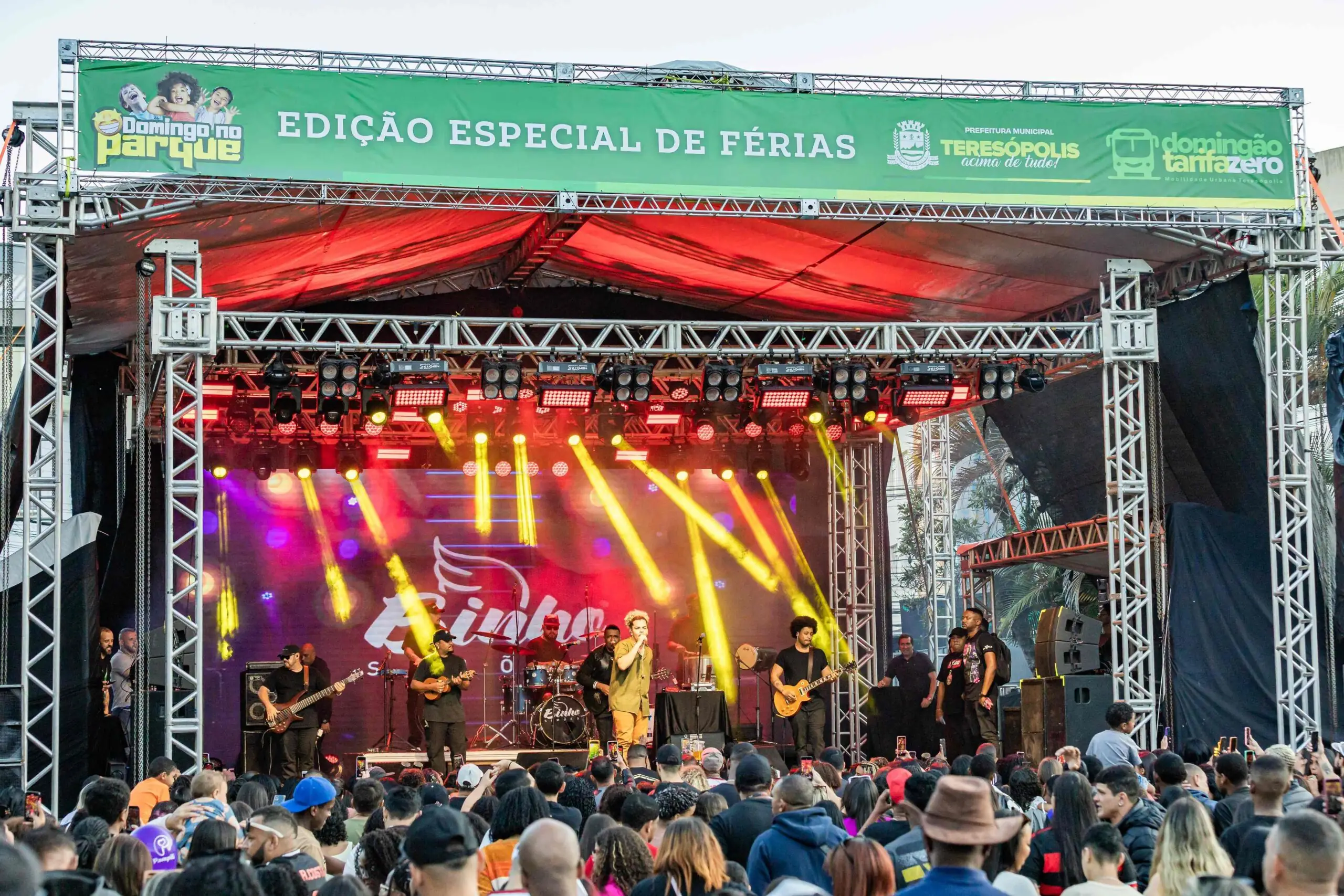 No momento, você está visualizando Público canta, dança e se diverte na Edição Especial de Férias do Domingo no Parque
