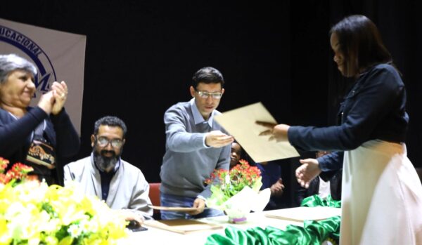 Leia mais sobre o artigo Educação de Jovens e Adultos: alunos do Cerom recebem certificado de conclusão