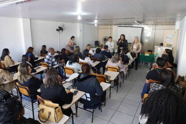 Leia mais sobre o artigo 1º Fórum de Partilha da EJA é marcado por relatos de experiências exitosas desenvolvidas por professores do programa federal