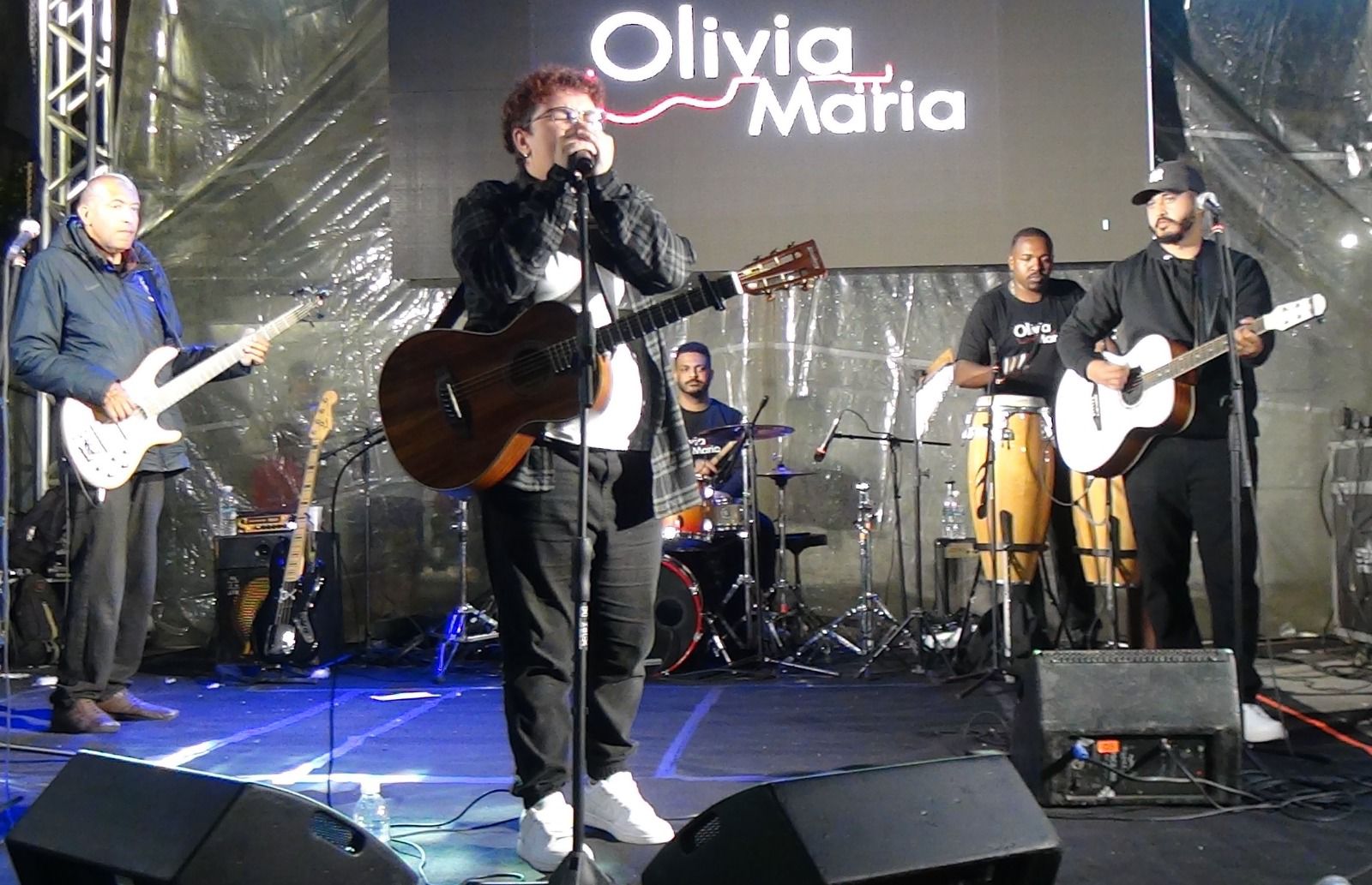 Leia mais sobre o artigo Show de Olívia Maria embala a noite gelada de aniversário de Teresópolis no “Domingo no Parque”