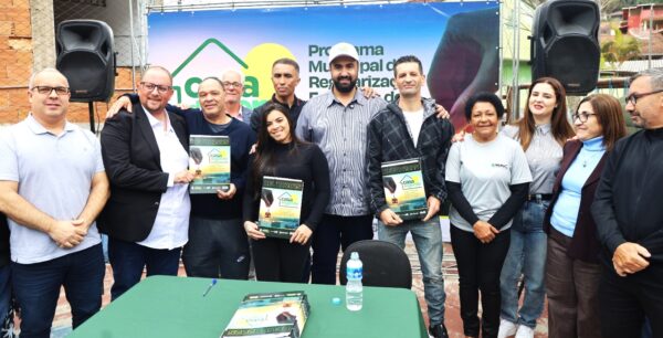 Leia mais sobre o artigo Casa da Gente: Prefeito Leonardo Vasconcellos entrega escrituras a moradores e anuncia a construção de posto de saúde no Caleme