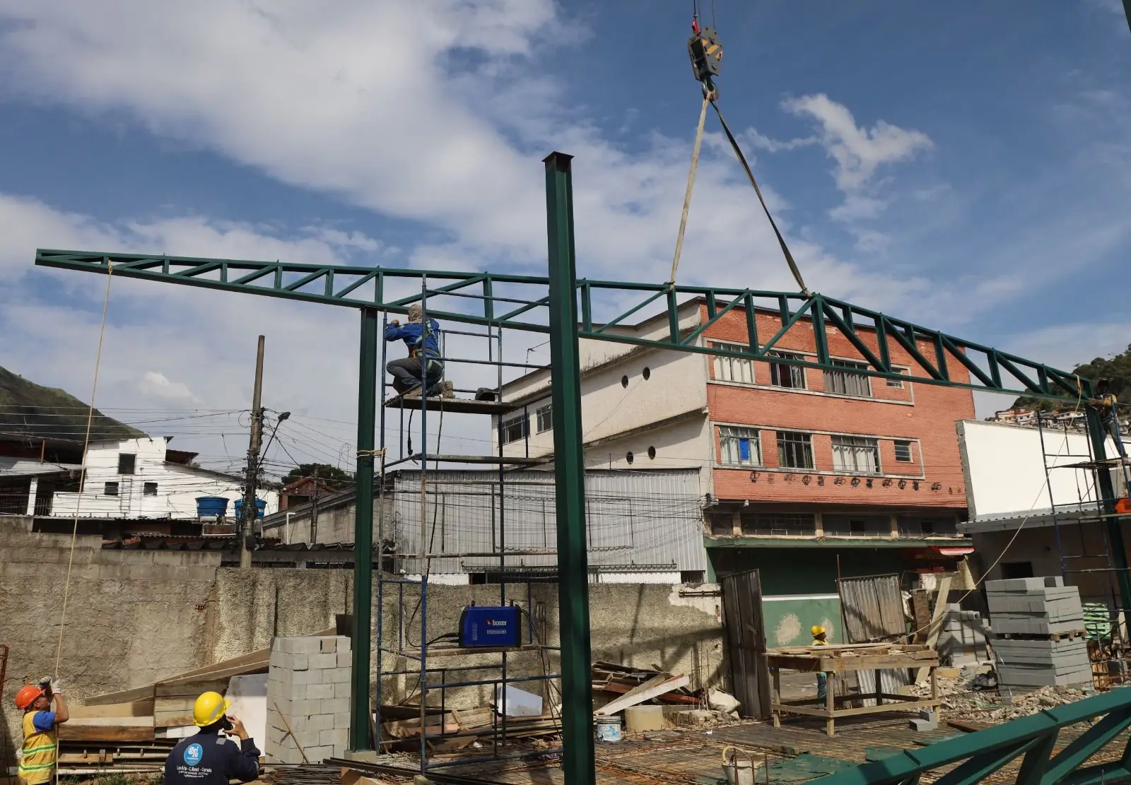 Leia mais sobre o artigo Colocação do telhado marca nova etapa da obra do ginásio da Escola Municipal Acliméa