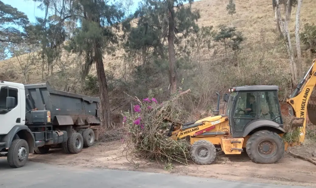 No momento, você está visualizando Frentes da Secretaria de Agricultura intensificam ações de manutenção e zeladoria nos bairros do interior