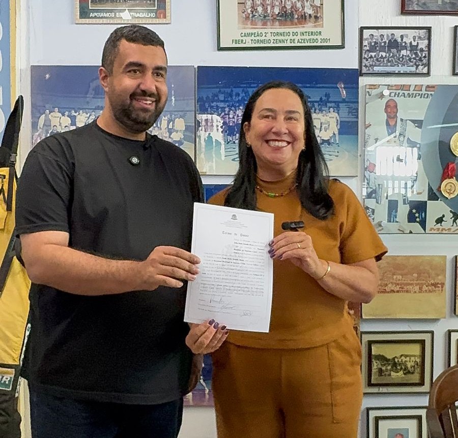 No momento, você está visualizando Prefeito Leonardo Vasconcellos empossa Erika Marra como secretária de Esporte e Lazer